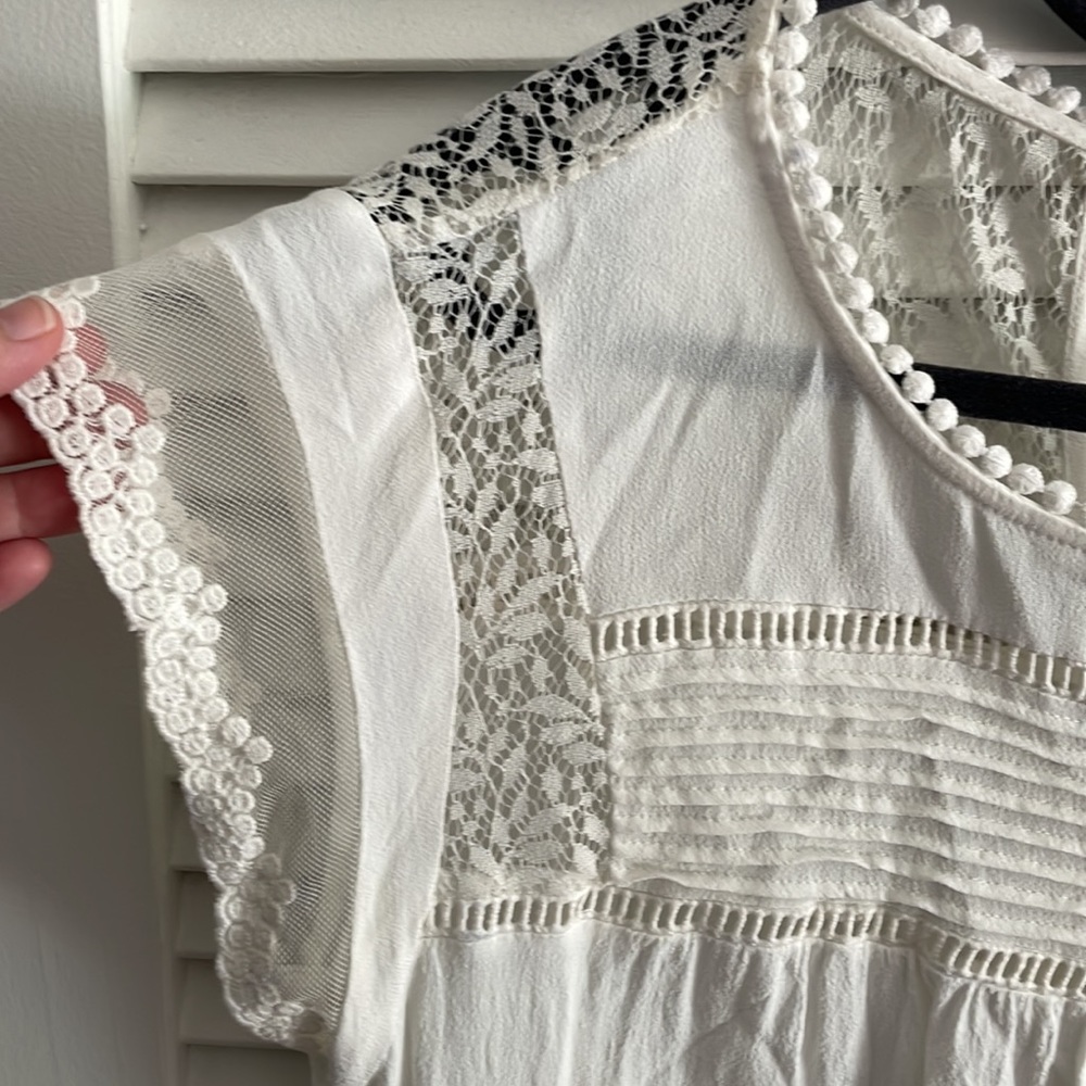 Danielrainn Delicate detailed crepe lacy flowy top Petite Large - Picture 3 of 6